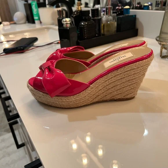 Valentino Garavani Red Patent Bow Wedges - Picture 2 of 5